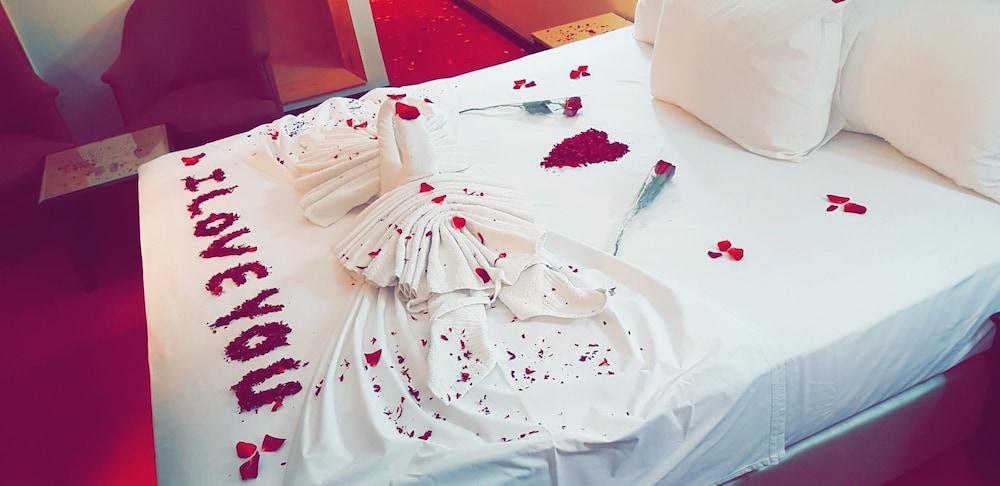 Al Akhawayn Hotel Oujda Bagian luar foto