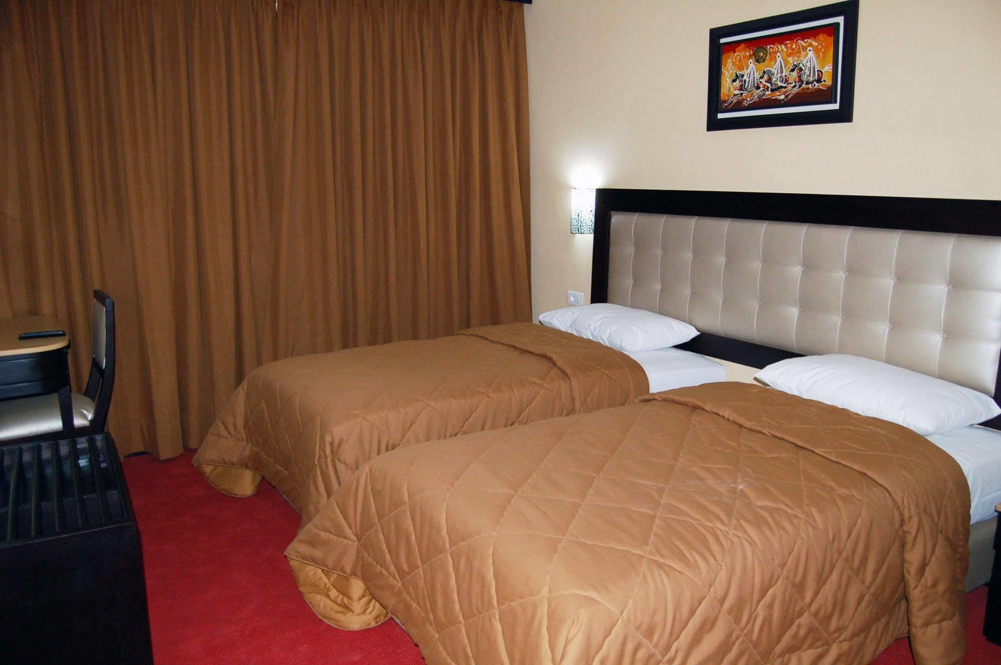 Al Akhawayn Hotel Oujda Bagian luar foto
