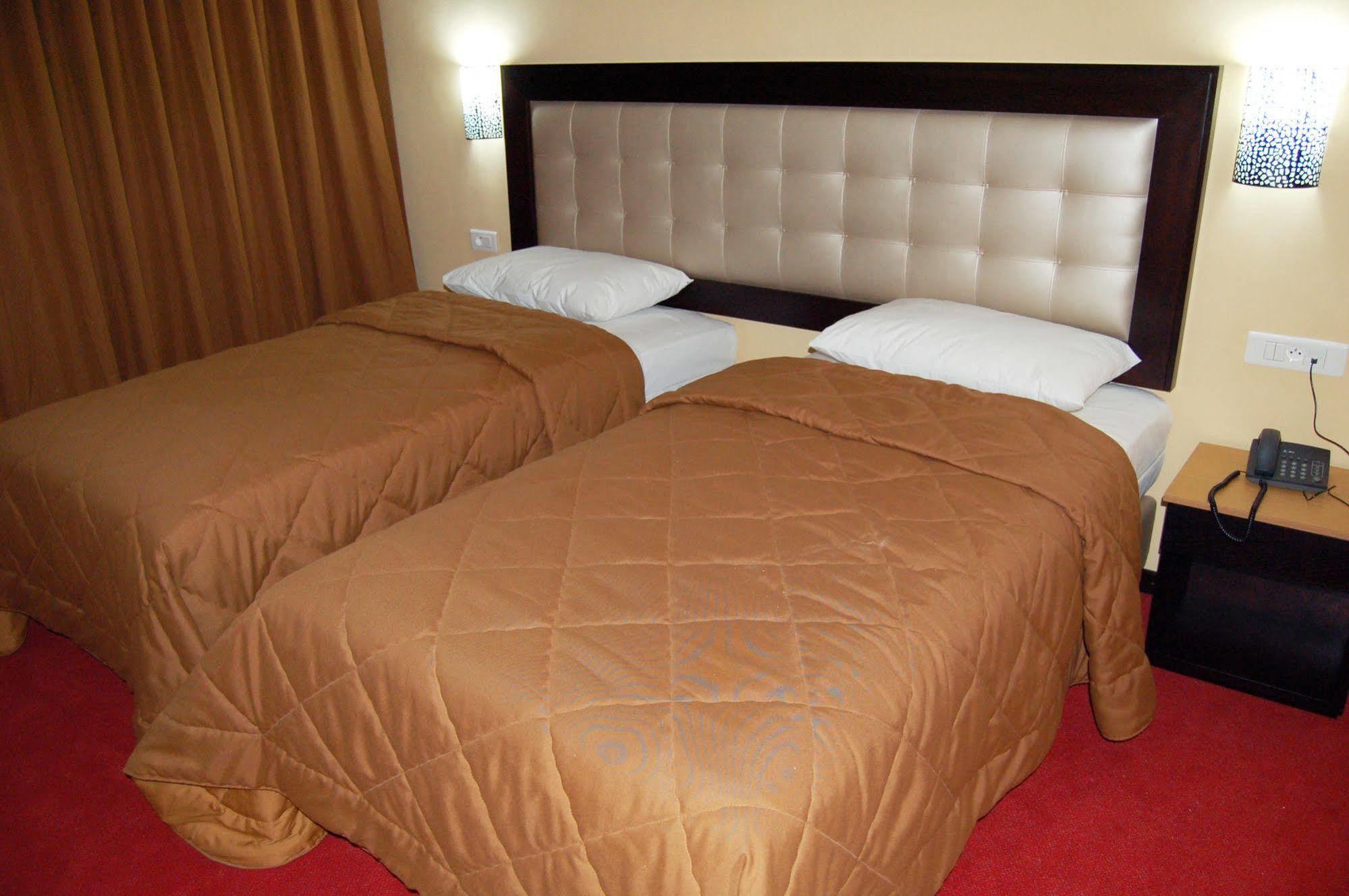 Al Akhawayn Hotel Oujda Bagian luar foto